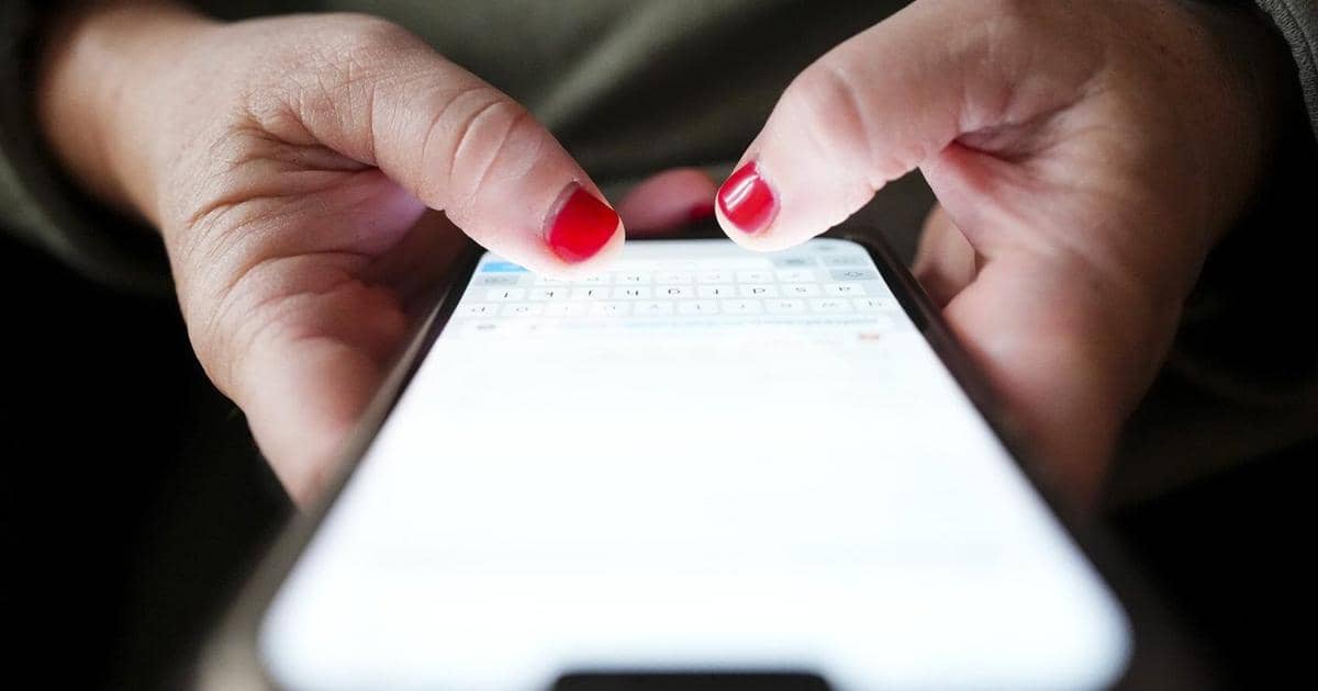 Manitoba Physicians Endorse Proposed Social Media and AI Chatbot Ban for Youth