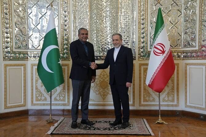Pakistan Interior Minister Mohsin Naqvi Scheduled to Meet Iranian Foreign Minister Abbas Araqchi in Tehran Amid Diplomatic Efforts