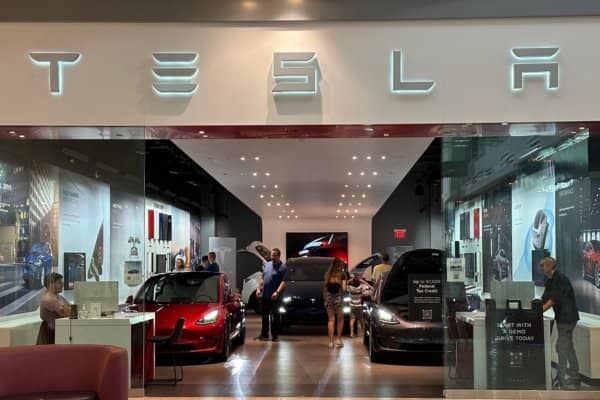 Kevin O'Leary Warns of High Tesla Share Price Risks Linked to Elon Musk's Posts