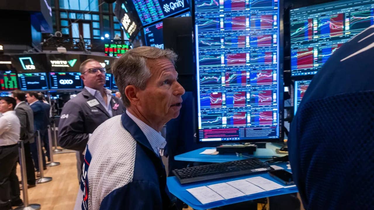 S&P 500, Nasdaq Decline as Futures Drop Amid Tech Earnings Watch and Geopolitical Tensions
