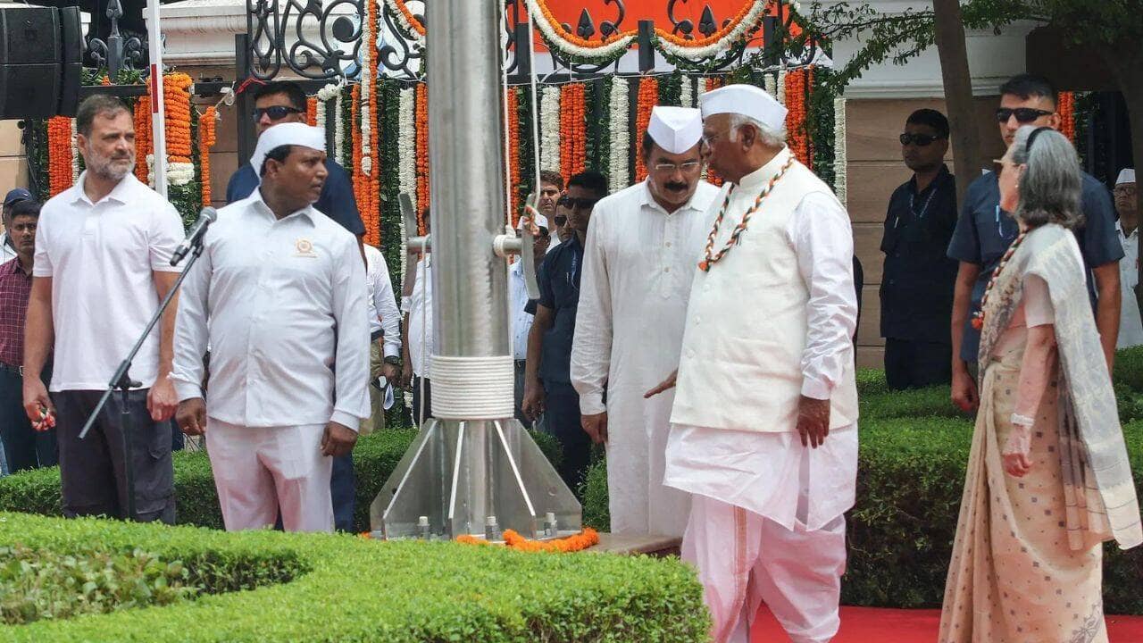 Congress and BJP Clash Again Over Complete Vande Mataram Performance