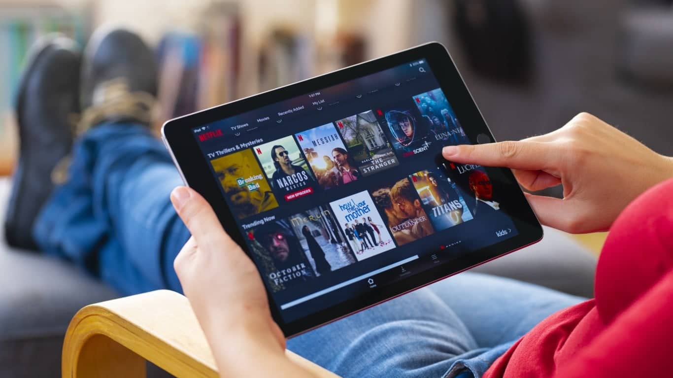 Netflix Shares Rise 4% as Ackman Returns, Yet Stock Remains 16% Lower for 2026