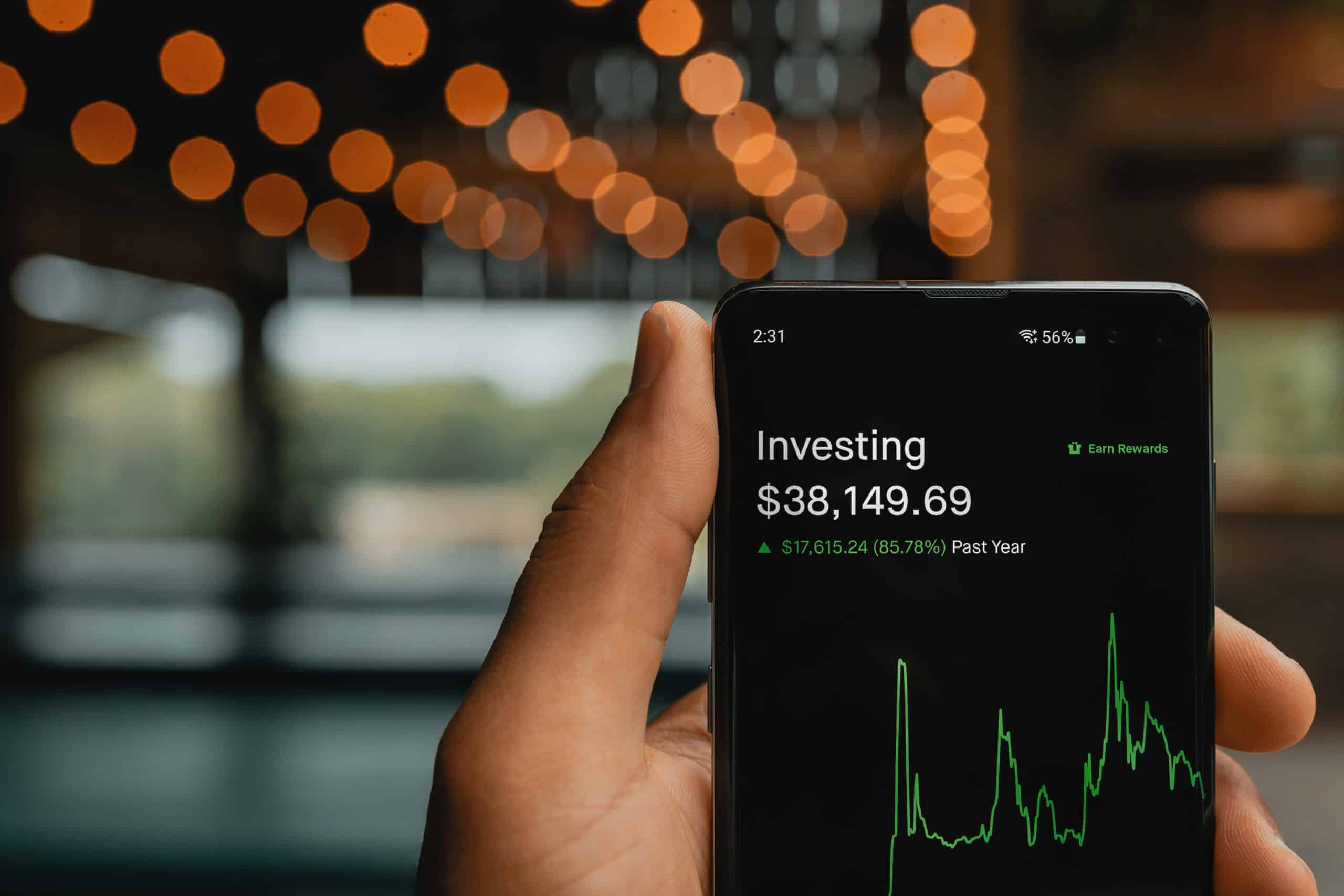 Webull and Robinhood Stocks Climb on Earnings Outlook and Tokenization Strategy