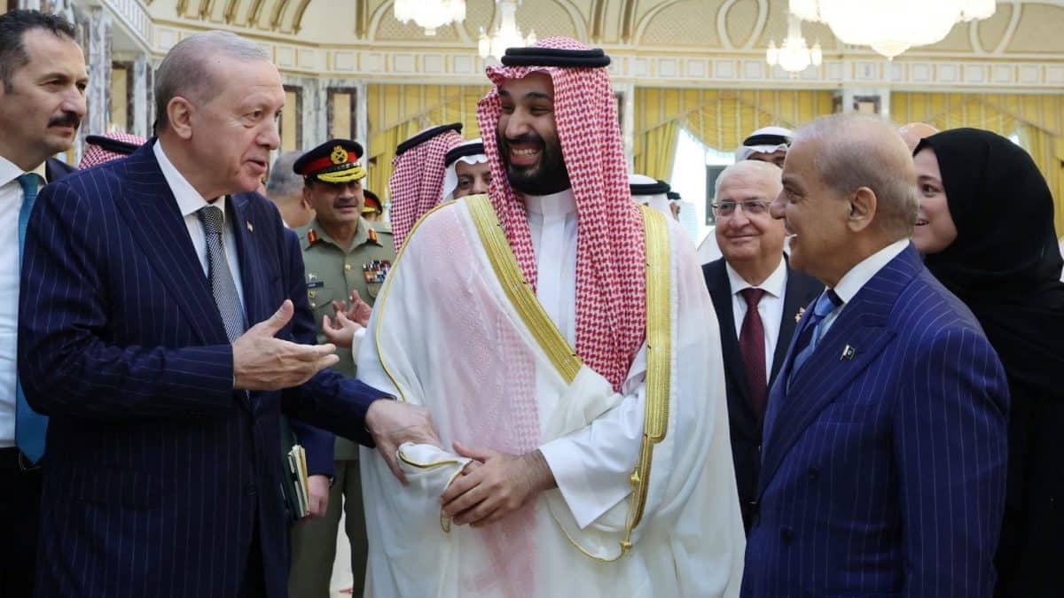 Saudi Banks Intensify Checks on UAE Transfers as Gulf Rift Widens