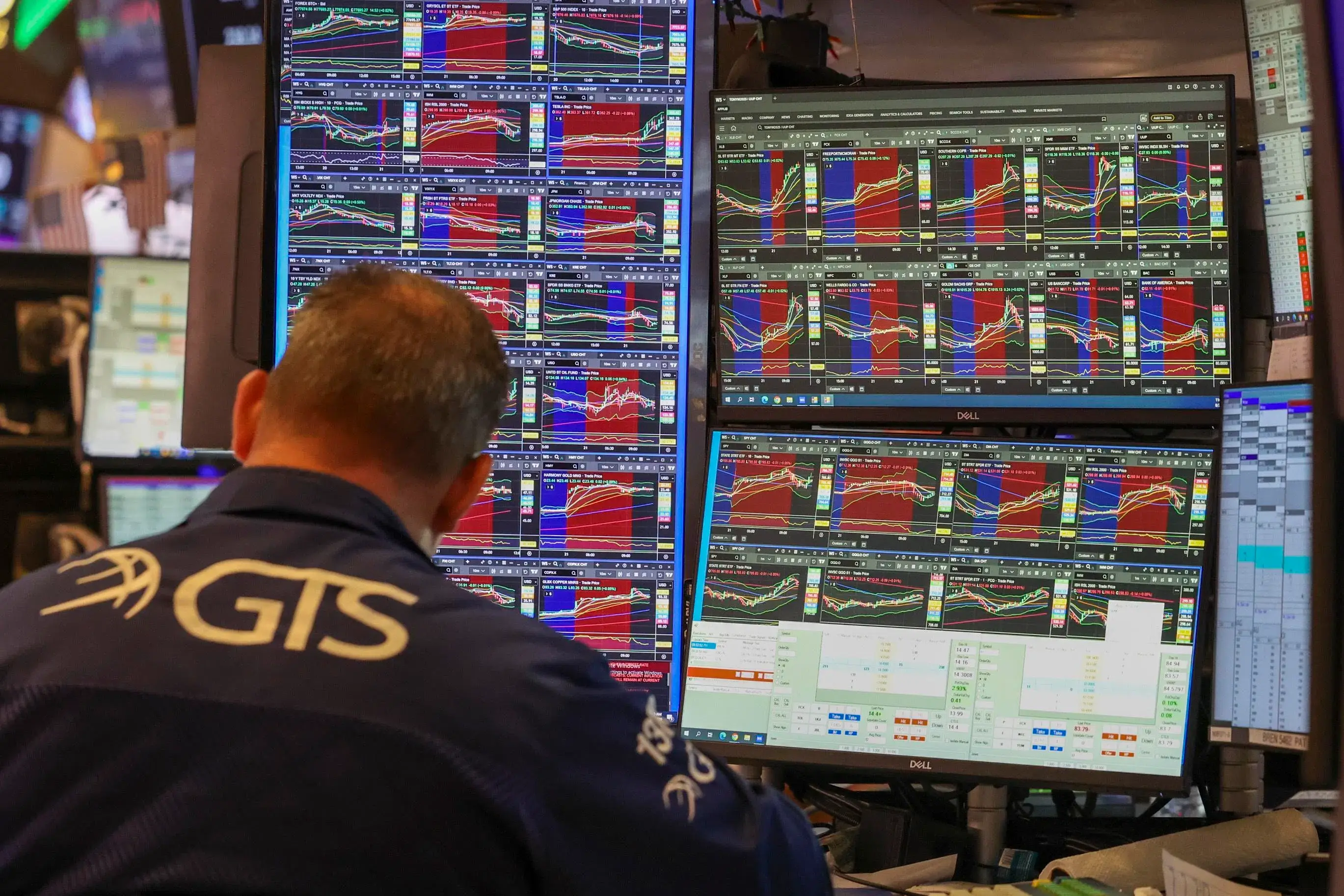 Wall Street Closes Higher as Technology Stocks Rebound Before Nvidia Earnings