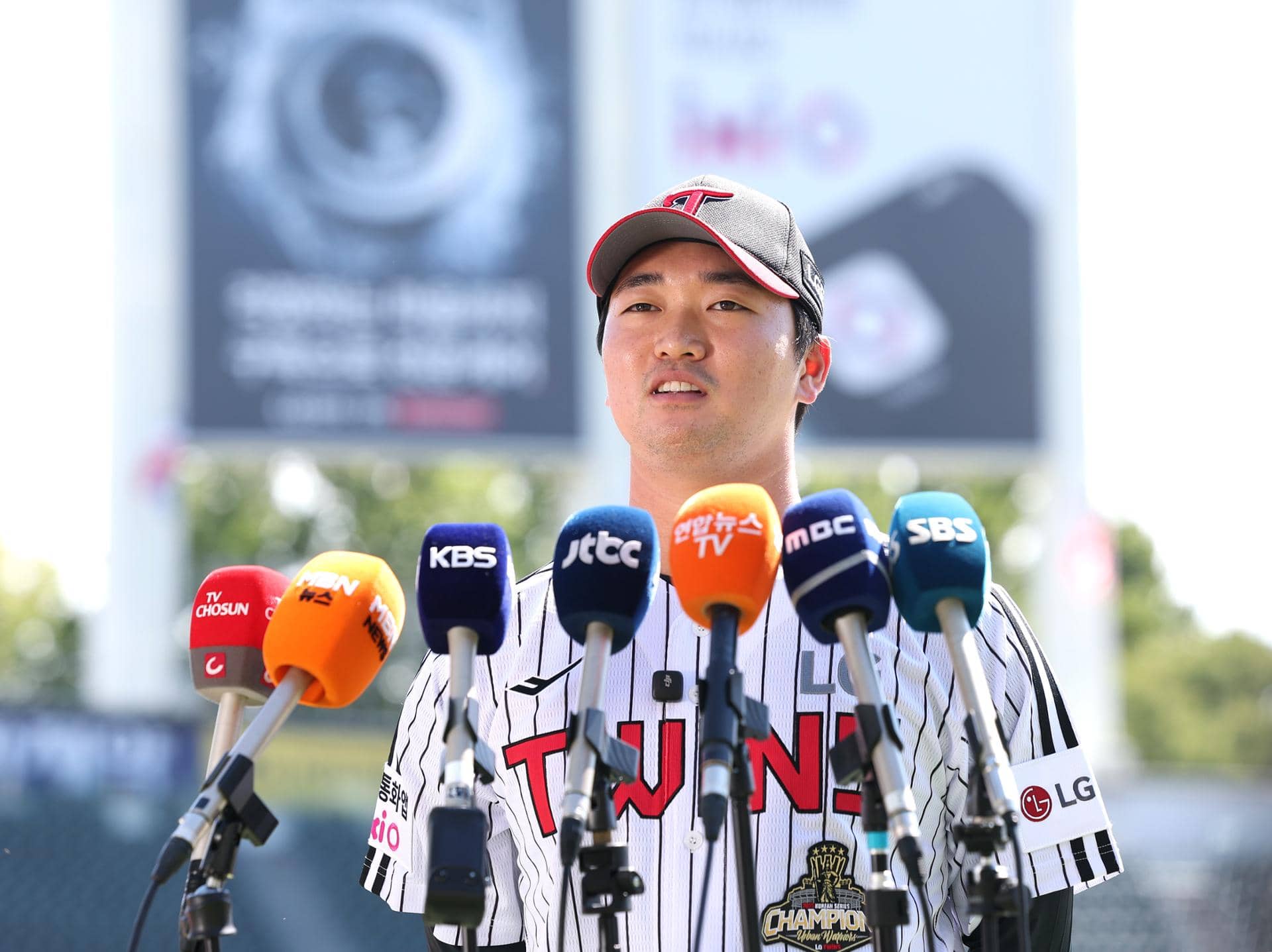 Former MLB Pitcher Go Woo-suk Returns to LG Twins for KBO Playoff Push