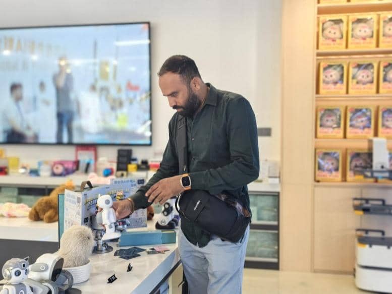 Huaqiangbei Shenzhen capitalizes on AI surge to attract international purchasers