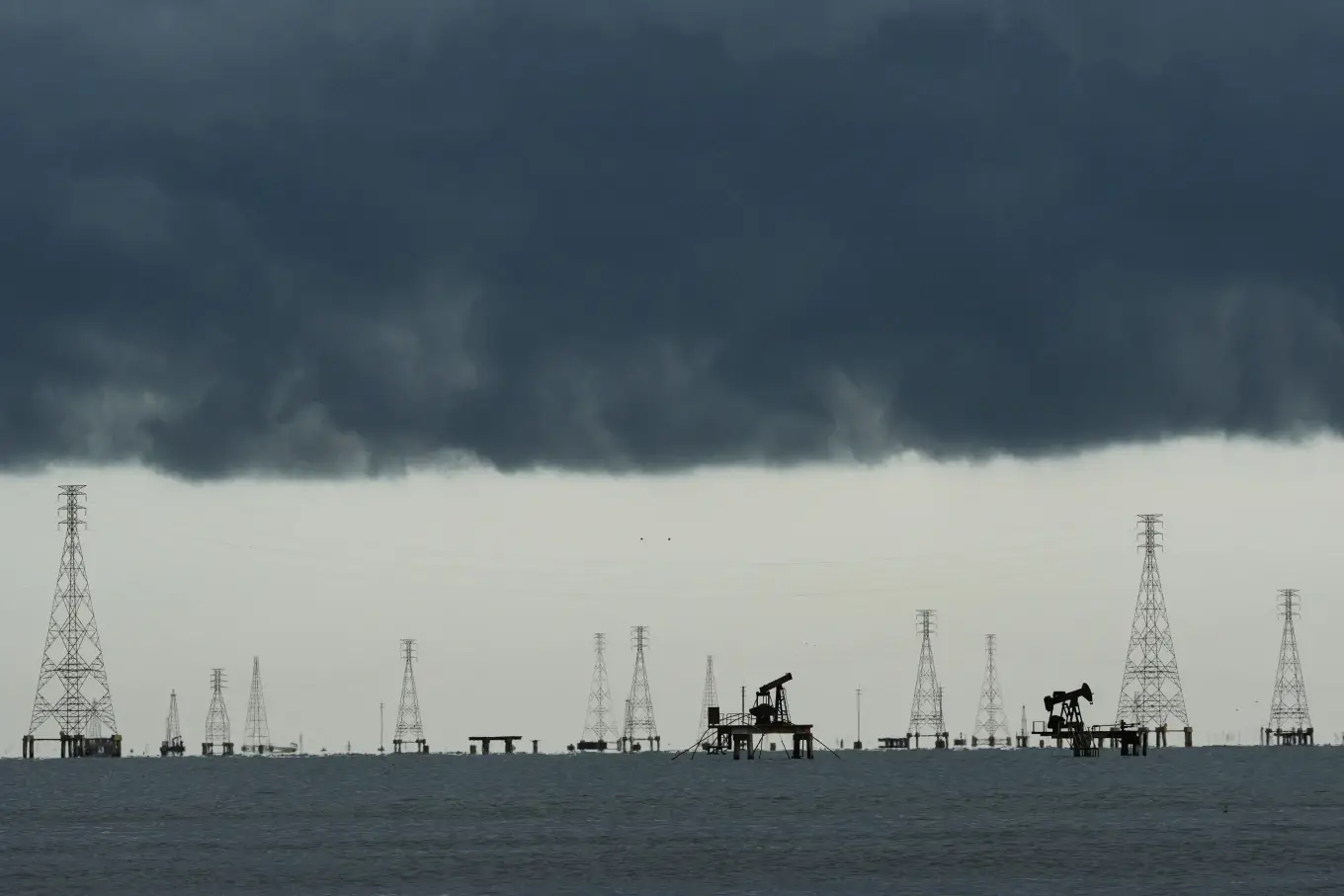 Venezuela Transfers Oil Output and Reserves to the United States