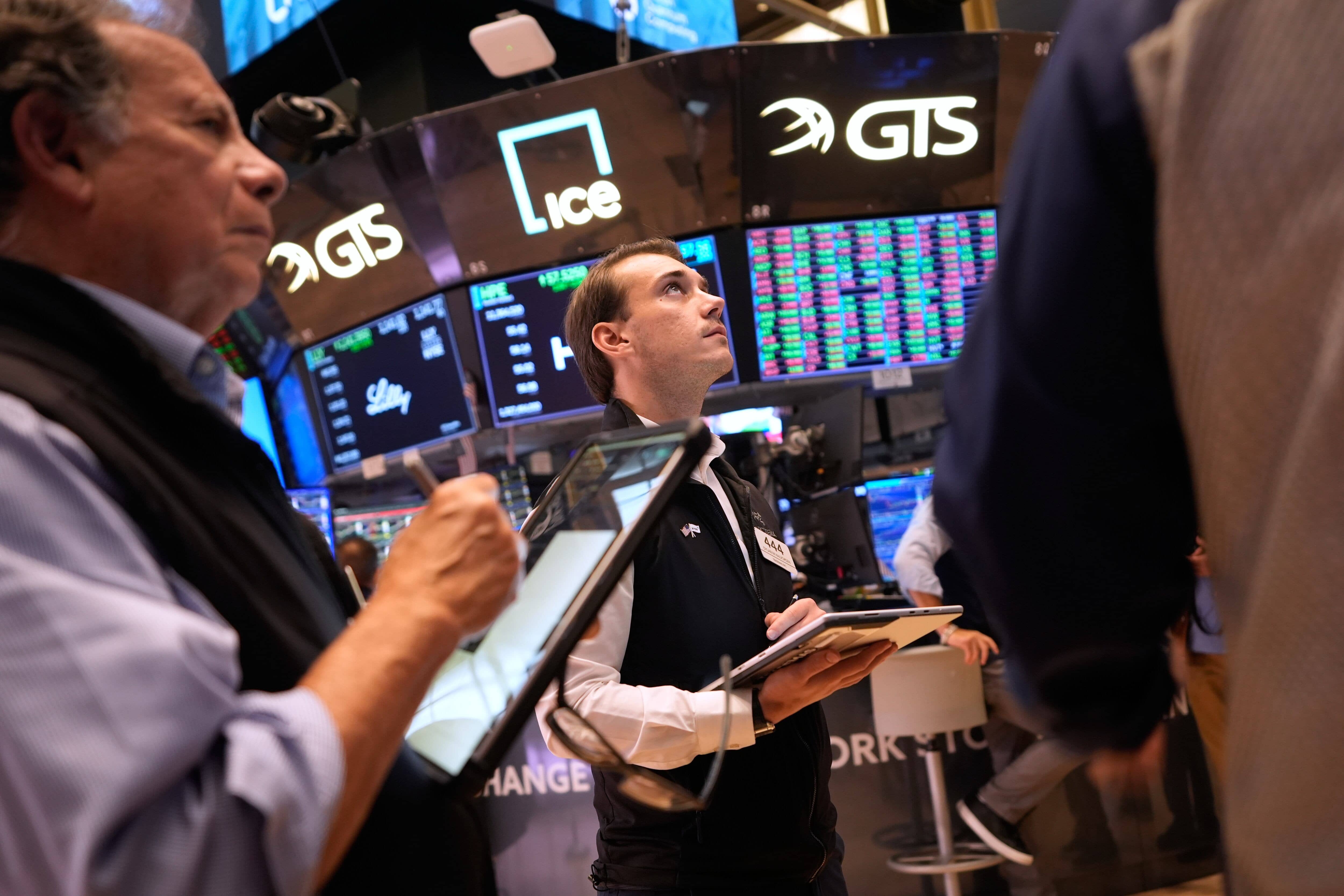 US Stocks Hit Best Performance in Six Weeks as Oil Prices Drop and Bond Pressure Eases