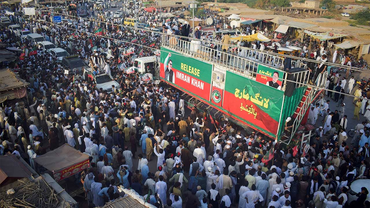 Imran Khan Backers Begin Journey to Pakistan's Capital