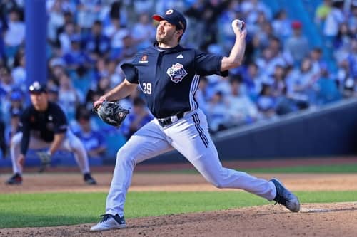 KBO Bears Shift Starter Logue to Bullpen for Playoffs