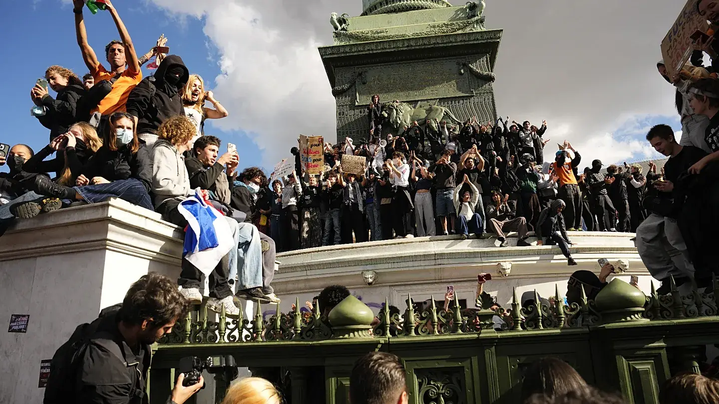 French Student Protests Escalate Amid Political Uncertainty and Budget Standoff