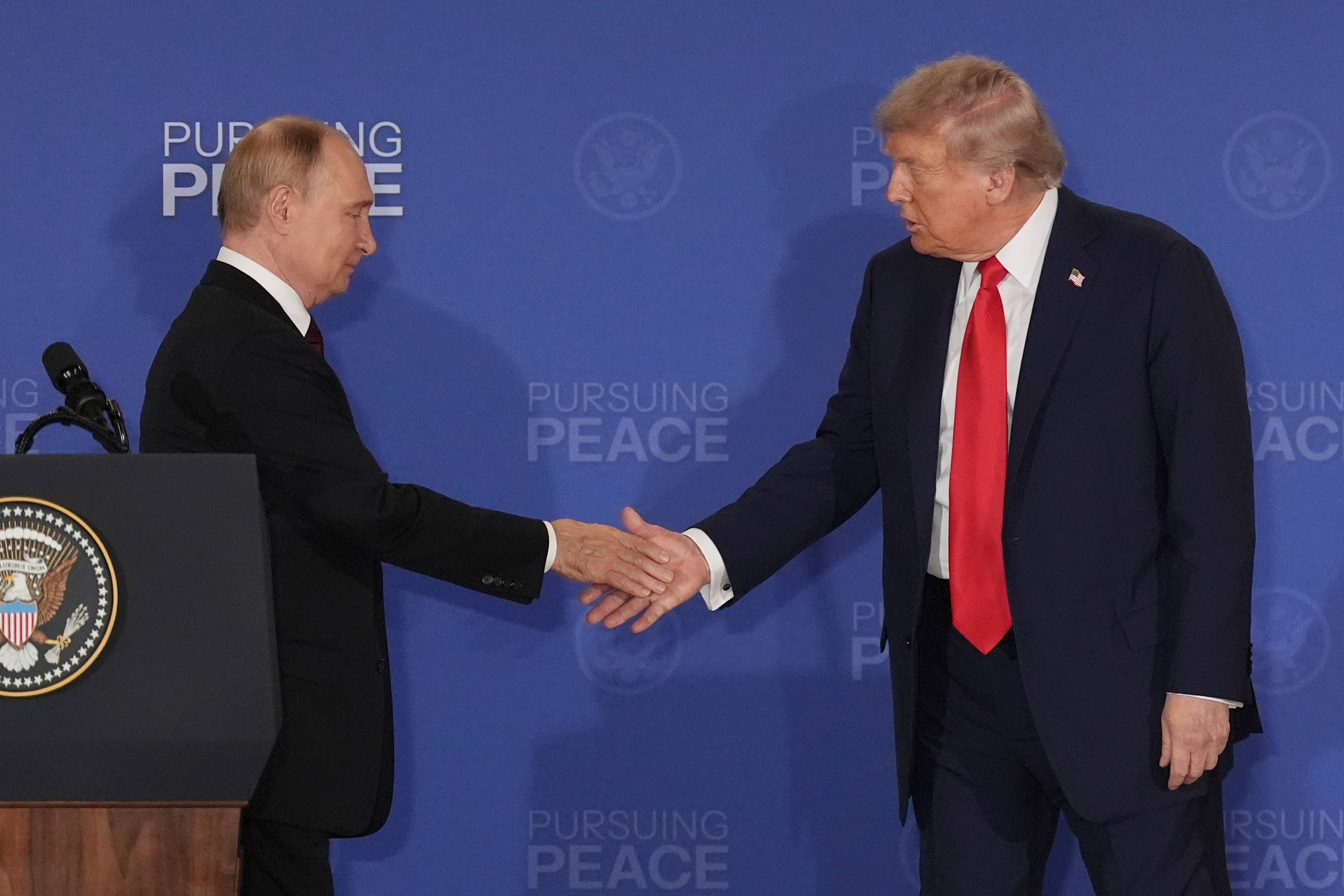 Ex-UK Defense Chief Claims Trump Seeks Russian Victory in Ukraine Conflict
